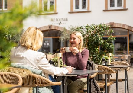 Two women sitting outside in a café in Lemgo