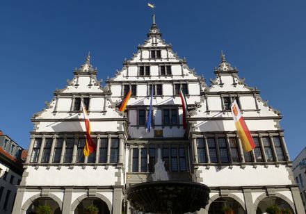[Translate to Englisch:] Bei Stadtführungen entdecken - z.B. das Rathaus Paderborn